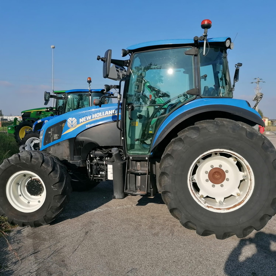 NEW HOLLAND T4.105 - Traktor: 2 kép. NEW HOLLAND T4.105 - Traktor: 2 kép.