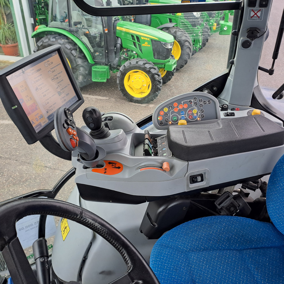 NEW HOLLAND T7.270 BLUEPOWER - Traktor: 5 kép. NEW HOLLAND T7.270 BLUEPOWER - Traktor: 5 kép.