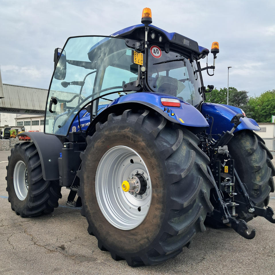 NEW HOLLAND T7 270 - Traktor: 2 kép. NEW HOLLAND T7 270 - Traktor: 2 kép.