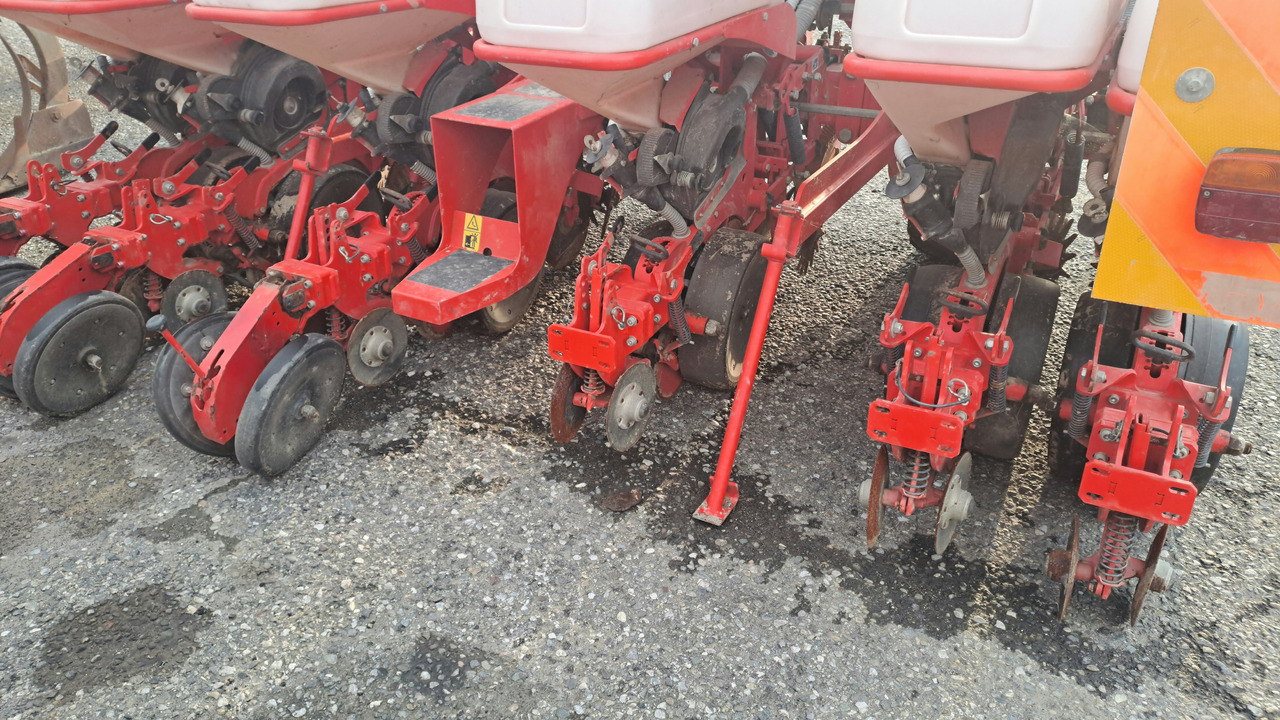 SEMINATRICE DI PRECISIONE KUHN MAXIMA 2 TD - Szemenkénti vetőgép: 5 kép. SEMINATRICE DI PRECISIONE KUHN MAXIMA 2 TD - Szemenkénti vetőgép: 5 kép.