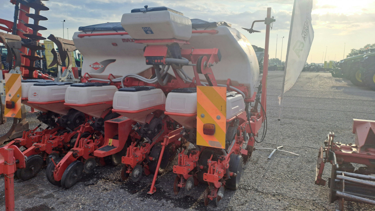 SEMINATRICE DI PRECISIONE KUHN MAXIMA 2 TD - Szemenkénti vetőgép: 3 kép. SEMINATRICE DI PRECISIONE KUHN MAXIMA 2 TD - Szemenkénti vetőgép: 3 kép.