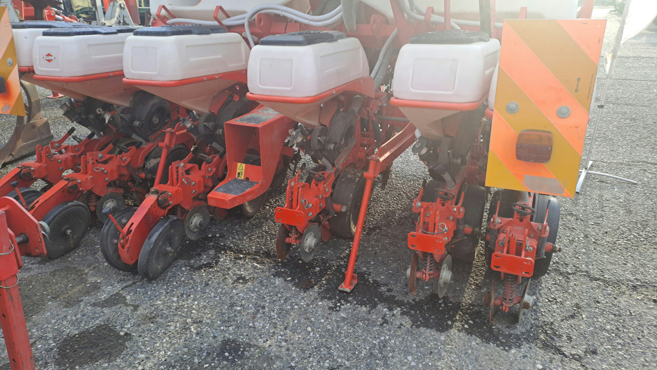 SEMINATRICE DI PRECISIONE KUHN MAXIMA 2 TD - Szemenkénti vetőgép: 4 kép. SEMINATRICE DI PRECISIONE KUHN MAXIMA 2 TD - Szemenkénti vetőgép: 4 kép.
