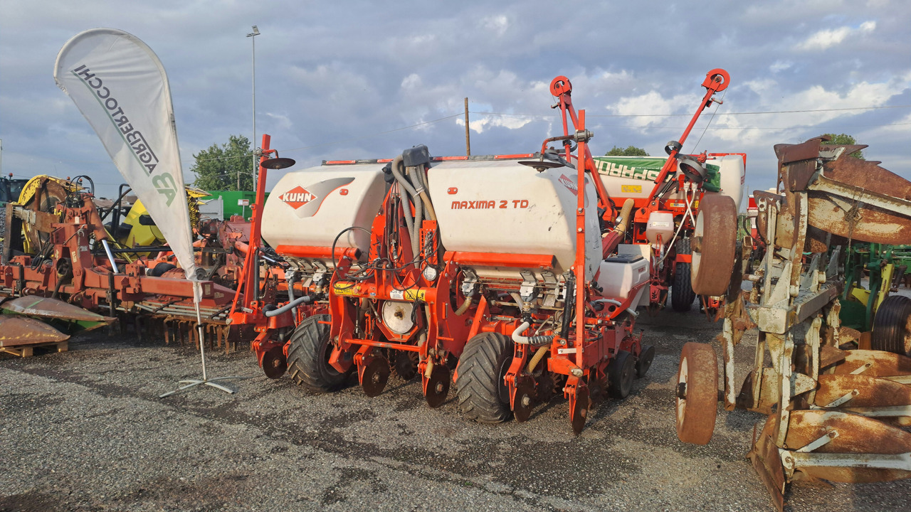 SEMINATRICE DI PRECISIONE KUHN MAXIMA 2 TD - Szemenkénti vetőgép: 2 kép. SEMINATRICE DI PRECISIONE KUHN MAXIMA 2 TD - Szemenkénti vetőgép: 2 kép.