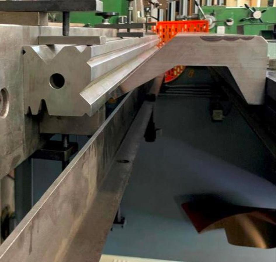 Abkantpresse ATLANTIC - Élhajlító gép: 4 kép. Abkantpresse ATLANTIC - Élhajlító gép: 4 kép.