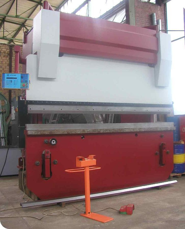 Abkantpresse - Élhajlító gép: 3 kép. Abkantpresse - Élhajlító gép: 3 kép.