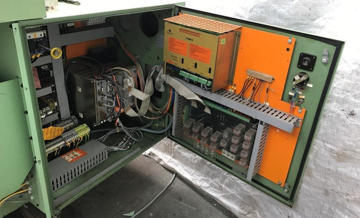 CNC-Fräsmaschine MAHO - Marógép: 4 kép. CNC-Fräsmaschine MAHO - Marógép: 4 kép.