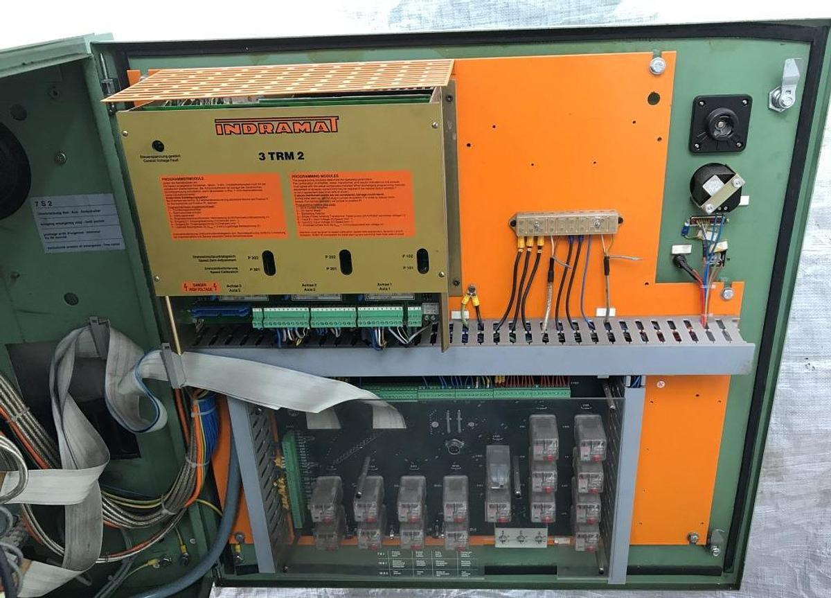CNC-Fräsmaschine MAHO - Marógép: 5 kép. CNC-Fräsmaschine MAHO - Marógép: 5 kép.