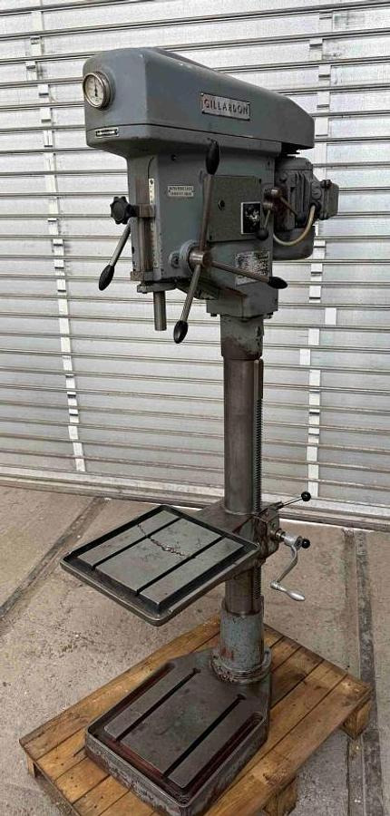 Säulenbohrmaschine GILLARDON - Oszlopos fúrógép: 1 kép. Säulenbohrmaschine GILLARDON - Oszlopos fúrógép: 1 kép.