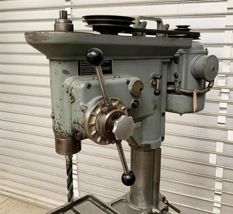 Säulenbohrmaschine IXION - Oszlopos fúrógép: 2 kép. Säulenbohrmaschine IXION - Oszlopos fúrógép: 2 kép.