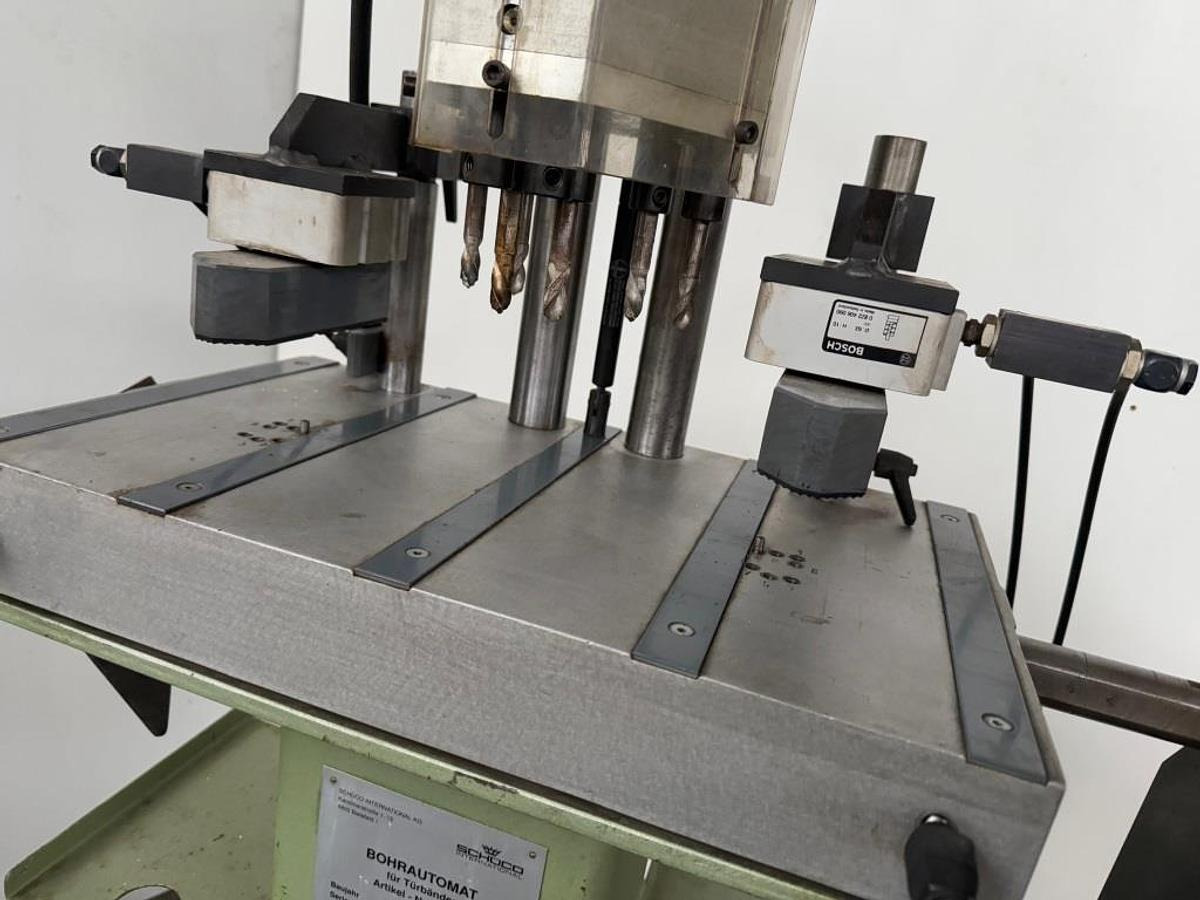 Türbänder-Bohrautomat SCHÜCO - Oszlopos fúrógép: 3 kép. Türbänder-Bohrautomat SCHÜCO - Oszlopos fúrógép: 3 kép.