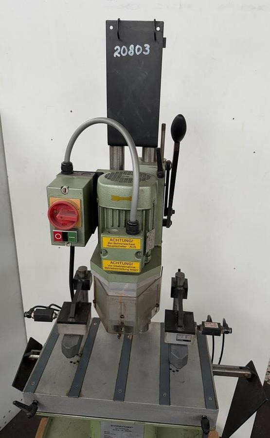 Türbänder-Bohrautomat SCHÜCO - Oszlopos fúrógép: 2 kép. Türbänder-Bohrautomat SCHÜCO - Oszlopos fúrógép: 2 kép.