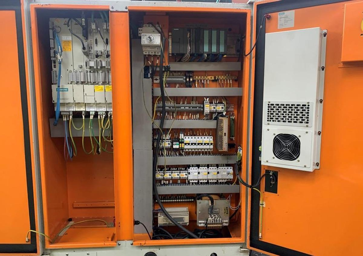 Vertikal-Bearbeitungszentrum LEADWELL - CNC megmunkáló központ: 5 kép. Vertikal-Bearbeitungszentrum LEADWELL - CNC megmunkáló központ: 5 kép.