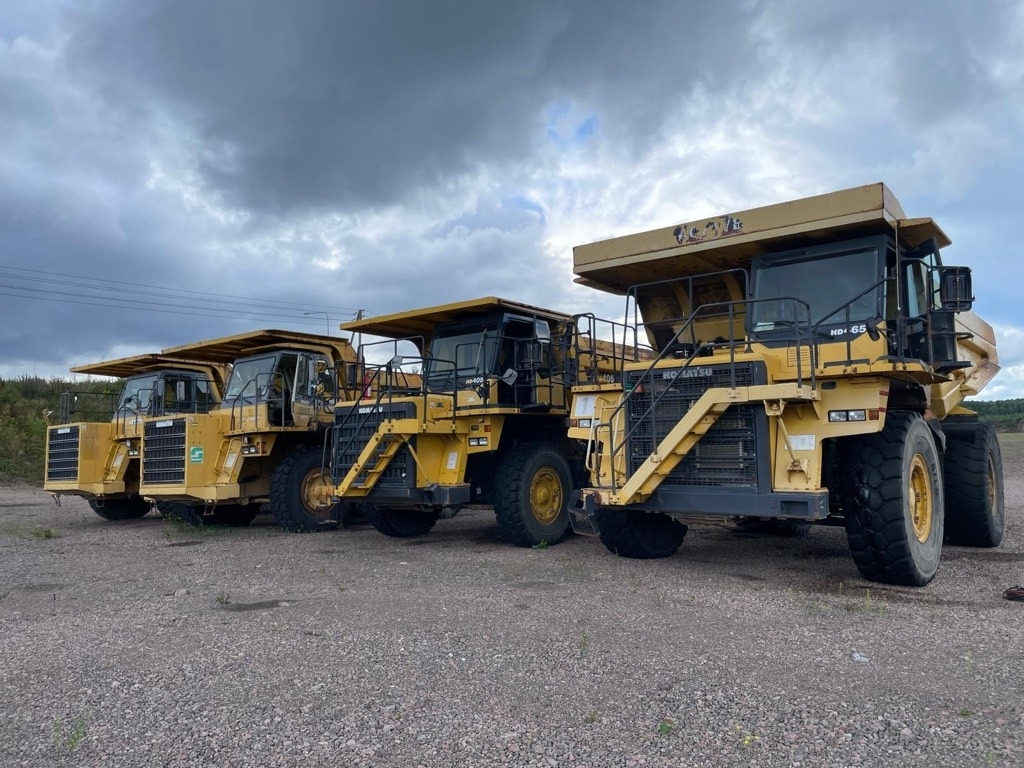 Komatsu HD 465-7E0, HD 405-7, HD 405-6, total 4 pcs - Bánya teherautó: 1 kép. Komatsu HD 465-7E0, HD 405-7, HD 405-6, total 4 pcs - Bánya teherautó: 1 kép.