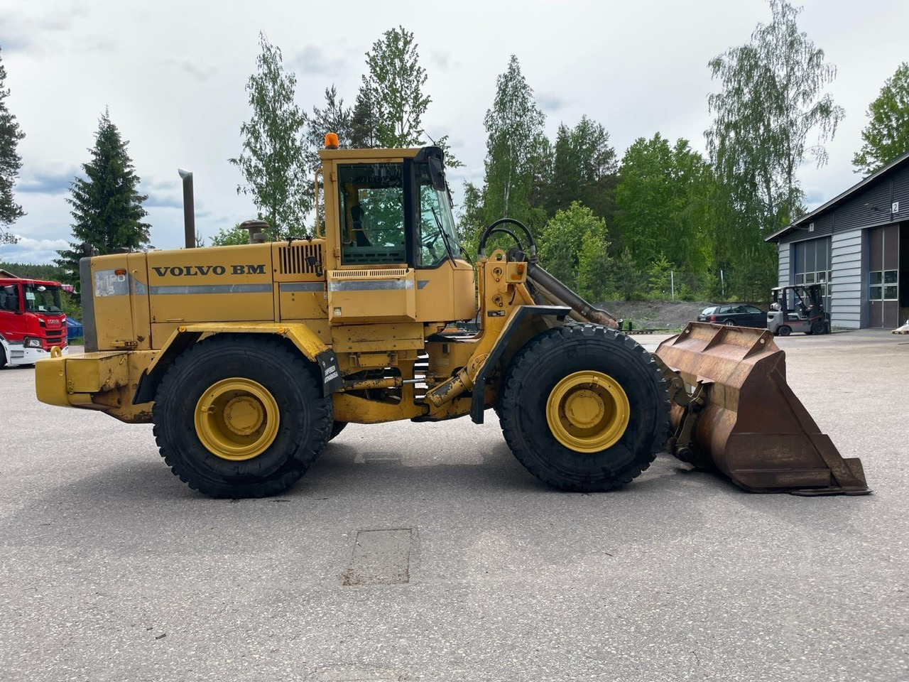 Volvo L120B - Gumikerekes homlokrakodó: 4 kép. Volvo L120B - Gumikerekes homlokrakodó: 4 kép.