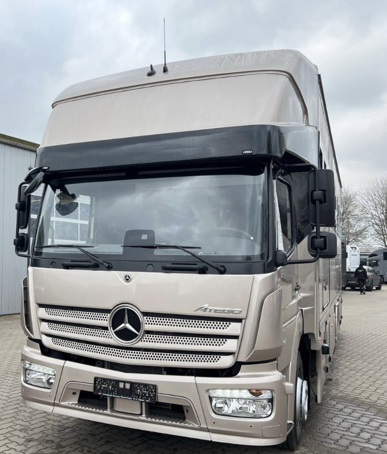 MERCEDES-BENZ Atego 1530 xl - Lószállító kamion: 3 kép. MERCEDES-BENZ Atego 1530 xl - Lószállító kamion: 3 kép.