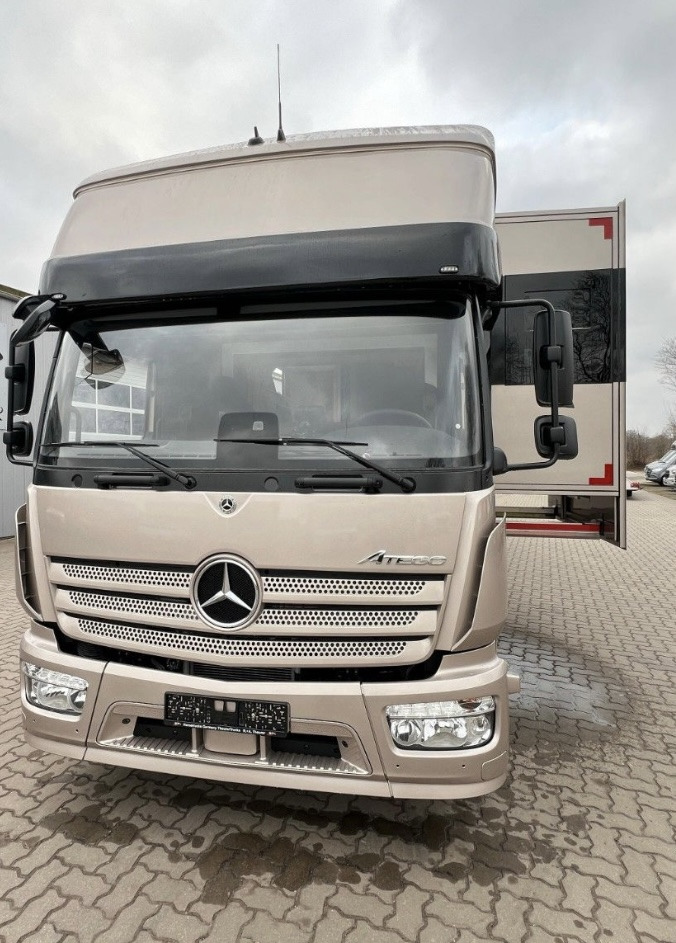MERCEDES-BENZ Atego 1530 xl - Lószállító kamion: 4 kép. MERCEDES-BENZ Atego 1530 xl - Lószállító kamion: 4 kép.