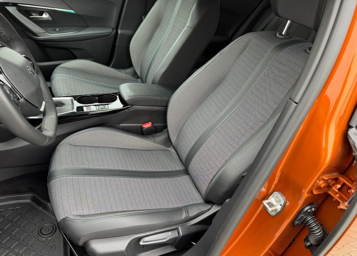 Terepjáró/ SUV Peugeot 2008 Peugeot 1.2 benz 100 km Allure 6tys przebieg fabrycznie nowy: 6 kép. Terepjáró/ SUV Peugeot 2008 Peugeot 1.2 benz 100 km Allure 6tys przebieg fabrycznie nowy: 6 kép.