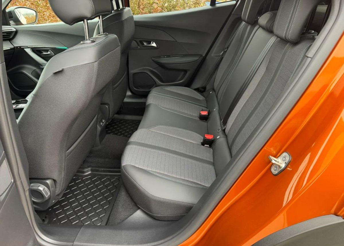 Terepjáró/ SUV Peugeot 2008 Peugeot 1.2 benz 100 km Allure 6tys przebieg fabrycznie nowy: 7 kép. Terepjáró/ SUV Peugeot 2008 Peugeot 1.2 benz 100 km Allure 6tys przebieg fabrycznie nowy: 7 kép.