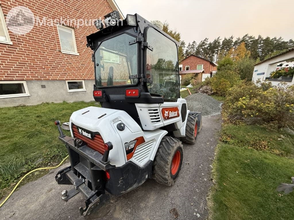 Bobcat L 28 Hjullastare + Släp - Gumikerekes homlokrakodó: 5 kép. Bobcat L 28 Hjullastare + Släp - Gumikerekes homlokrakodó: 5 kép.