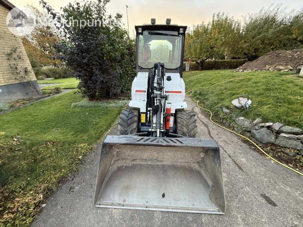 Bobcat L 28 Hjullastare + Släp - Gumikerekes homlokrakodó: 2 kép. Bobcat L 28 Hjullastare + Släp - Gumikerekes homlokrakodó: 2 kép.