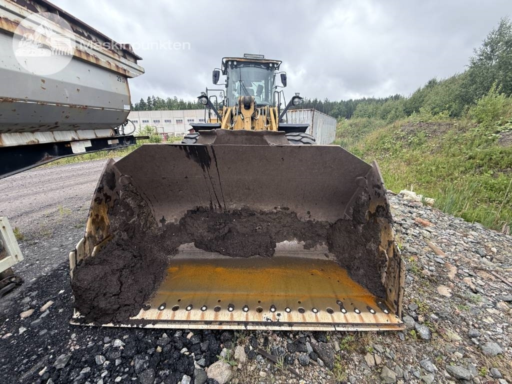 CAT 972 M - Gumikerekes homlokrakodó: 2 kép. CAT 972 M - Gumikerekes homlokrakodó: 2 kép.