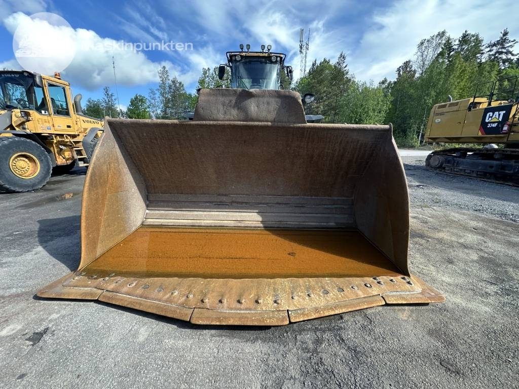 CAT 980 M - Gumikerekes homlokrakodó: 2 kép. CAT 980 M - Gumikerekes homlokrakodó: 2 kép.