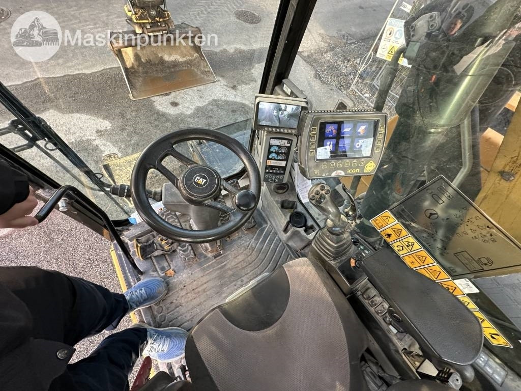 Gumikerekes kotró CAT M 317: 16 kép.