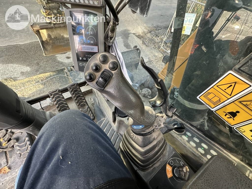 Gumikerekes kotró CAT M 317: 19 kép.