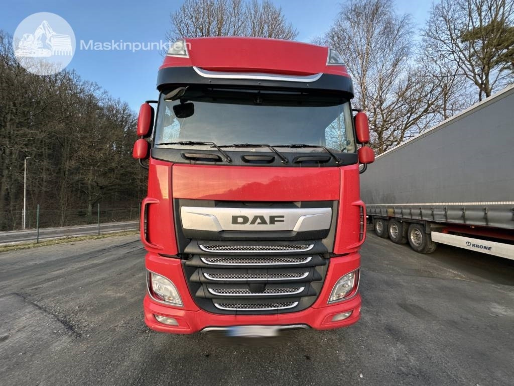 DAF XF 530 - Cserefelépítményes teherautó: 4 kép. DAF XF 530 - Cserefelépítményes teherautó: 4 kép.