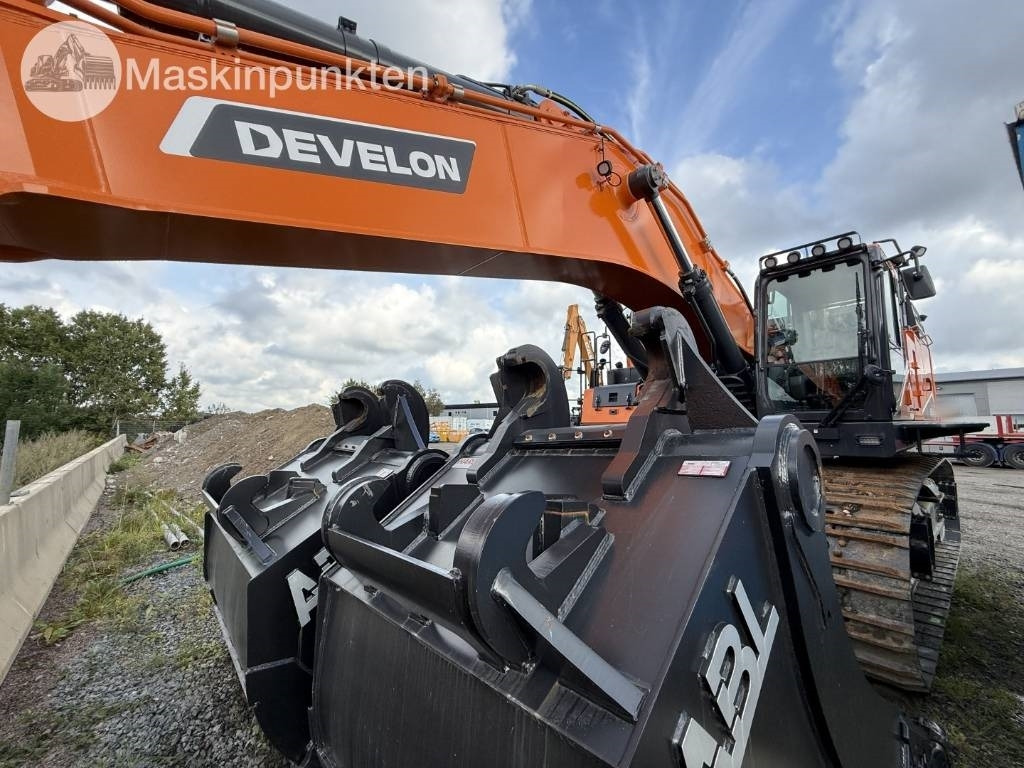 Develon 800 LC - Lánctalpas kotró: 4 kép. Develon 800 LC - Lánctalpas kotró: 4 kép.