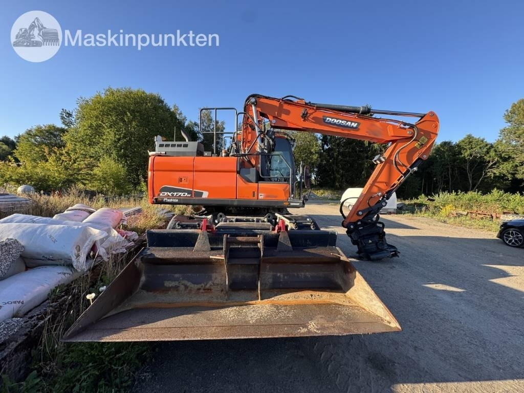 Doosan DX 170 W-5 + Tippvagn + Redskap - Gumikerekes kotró: 4 kép. Doosan DX 170 W-5 + Tippvagn + Redskap - Gumikerekes kotró: 4 kép.