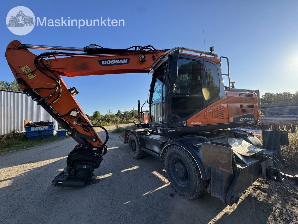 Doosan DX 170 W-5 + Tippvagn + Redskap - Gumikerekes kotró: 2 kép. Doosan DX 170 W-5 + Tippvagn + Redskap - Gumikerekes kotró: 2 kép.