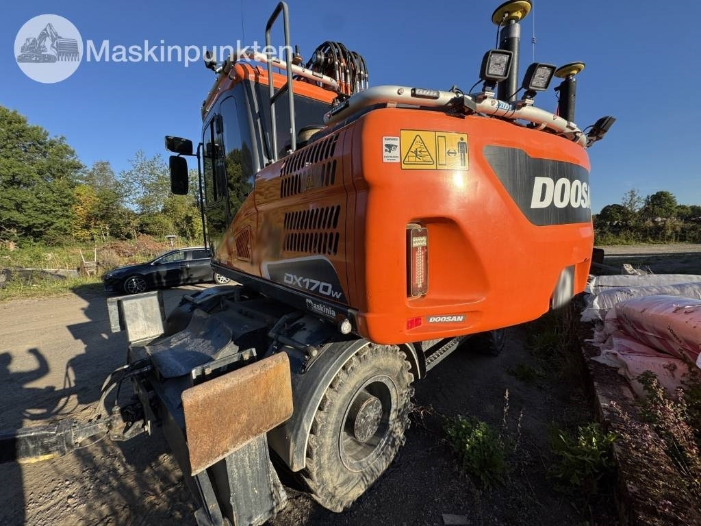 Doosan DX 170 W-5 + Tippvagn + Redskap - Gumikerekes kotró: 3 kép. Doosan DX 170 W-5 + Tippvagn + Redskap - Gumikerekes kotró: 3 kép.