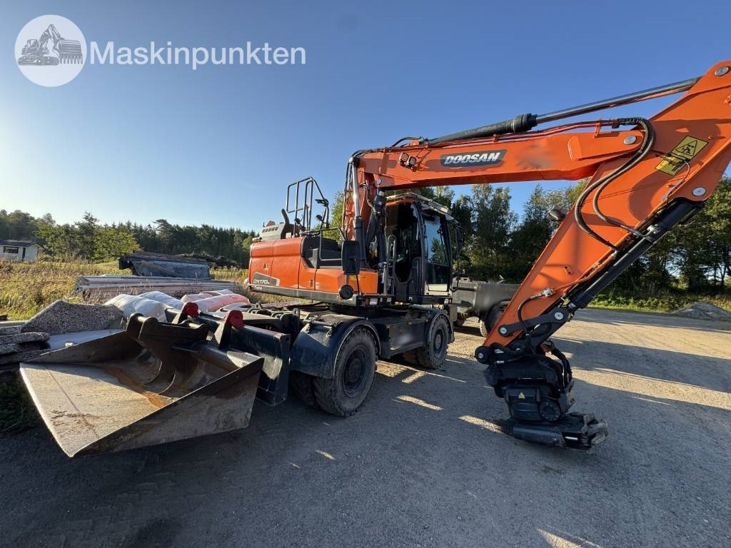 Doosan DX 170 W-5 + Tippvagn + Redskap - Gumikerekes kotró: 1 kép. Doosan DX 170 W-5 + Tippvagn + Redskap - Gumikerekes kotró: 1 kép.