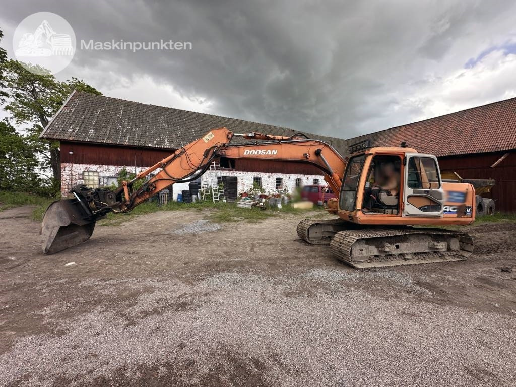 Doosan Solar 140 LC V - Lánctalpas kotró: 2 kép. Doosan Solar 140 LC V - Lánctalpas kotró: 2 kép.