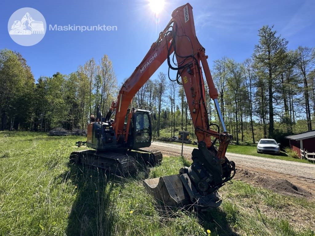 Hitachi ZX 135 US-6 - Lánctalpas kotró: 3 kép. Hitachi ZX 135 US-6 - Lánctalpas kotró: 3 kép.