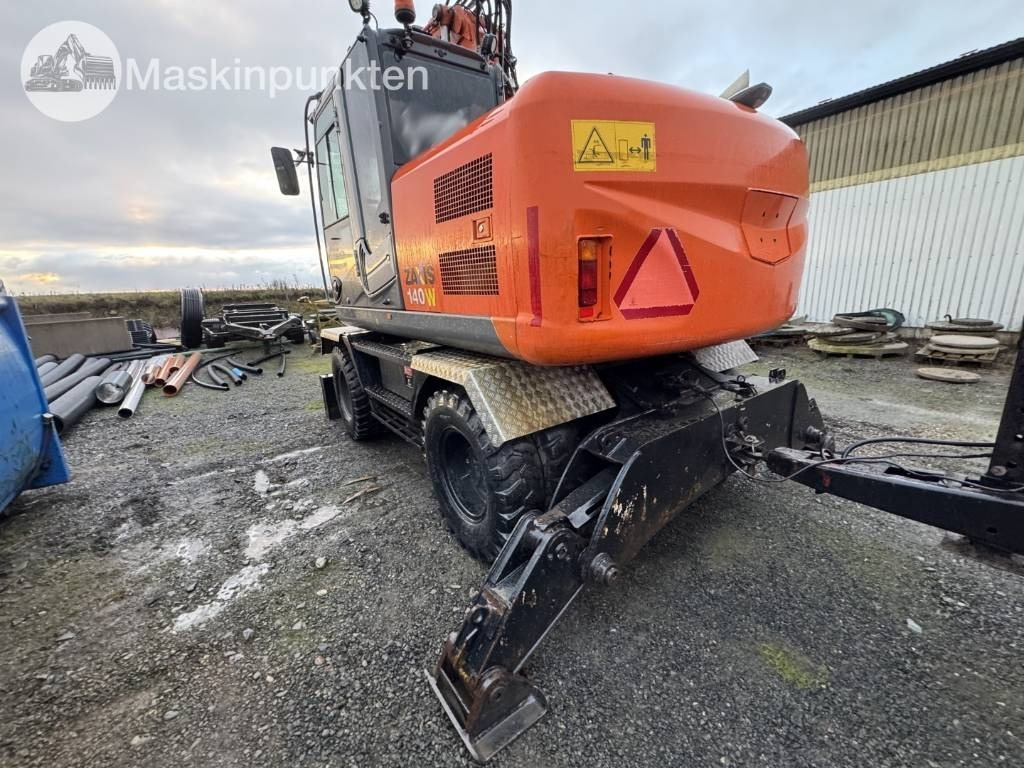 Hitachi ZX 140 W-3 Med vagn och redskap! - Gumikerekes kotró: 2 kép. Hitachi ZX 140 W-3 Med vagn och redskap! - Gumikerekes kotró: 2 kép.