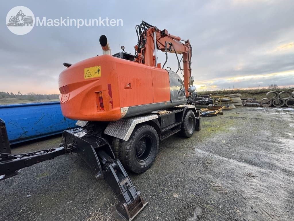 Hitachi ZX 140 W-3 Med vagn och redskap! - Gumikerekes kotró: 3 kép. Hitachi ZX 140 W-3 Med vagn och redskap! - Gumikerekes kotró: 3 kép.
