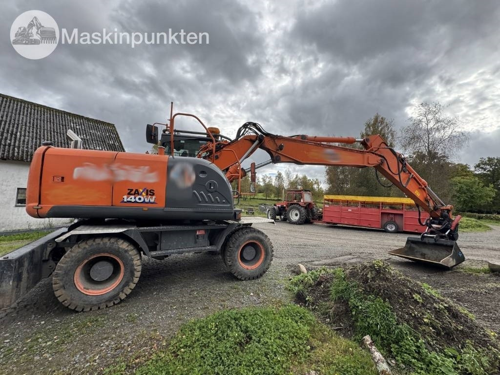 Hitachi ZX 140 W-3 - Gumikerekes kotró: 4 kép. Hitachi ZX 140 W-3 - Gumikerekes kotró: 4 kép.