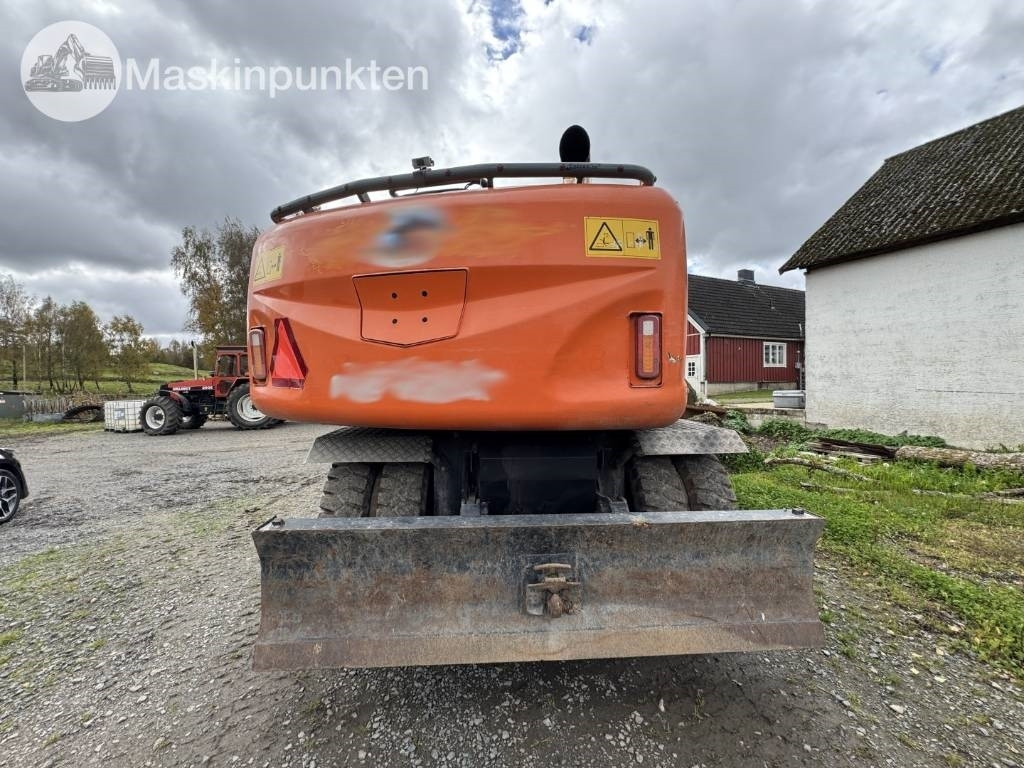 Hitachi ZX 140 W-3 - Gumikerekes kotró: 3 kép. Hitachi ZX 140 W-3 - Gumikerekes kotró: 3 kép.