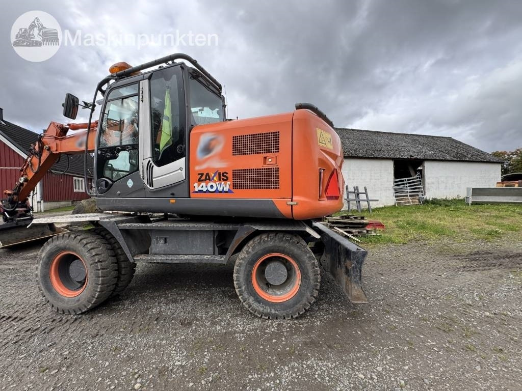 Hitachi ZX 140 W-3 - Gumikerekes kotró: 2 kép. Hitachi ZX 140 W-3 - Gumikerekes kotró: 2 kép.