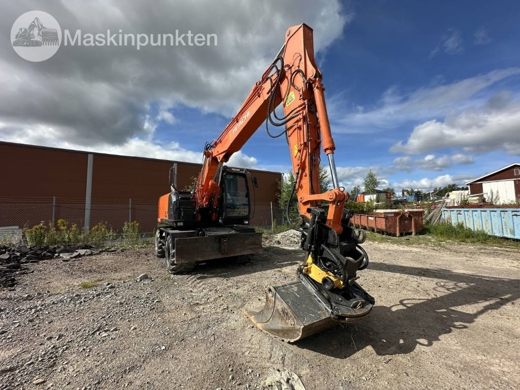 Hitachi ZX 140 W-5B - Gumikerekes kotró: 3 kép. Hitachi ZX 140 W-5B - Gumikerekes kotró: 3 kép.