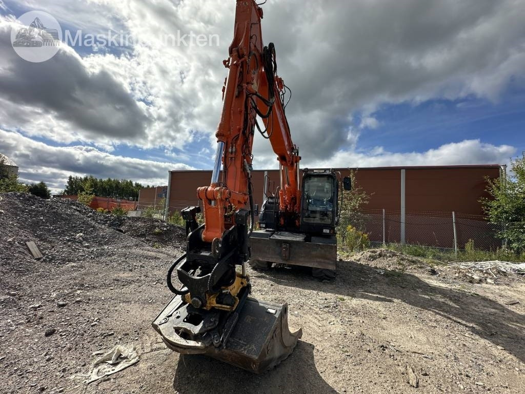 Hitachi ZX 140 W-5B - Gumikerekes kotró: 2 kép. Hitachi ZX 140 W-5B - Gumikerekes kotró: 2 kép.