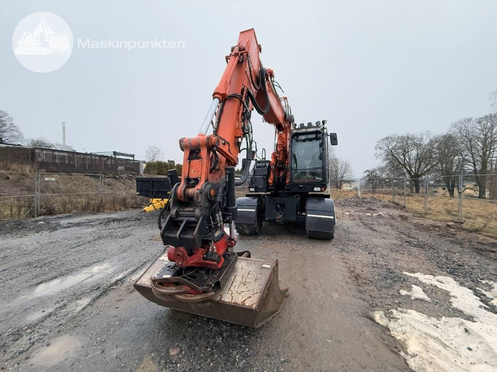 Hitachi ZX 170 W-5 B - Gumikerekes kotró: 4 kép. Hitachi ZX 170 W-5 B - Gumikerekes kotró: 4 kép.