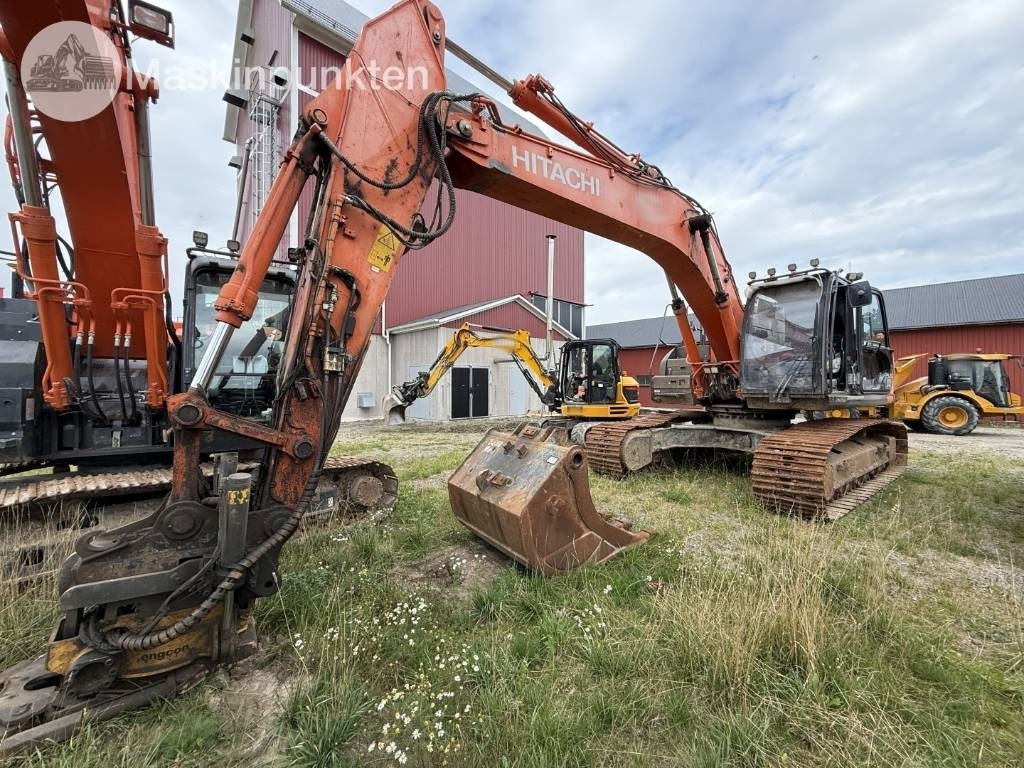 Hitachi ZX 300 LC-6 - Lánctalpas kotró: 2 kép. Hitachi ZX 300 LC-6 - Lánctalpas kotró: 2 kép.