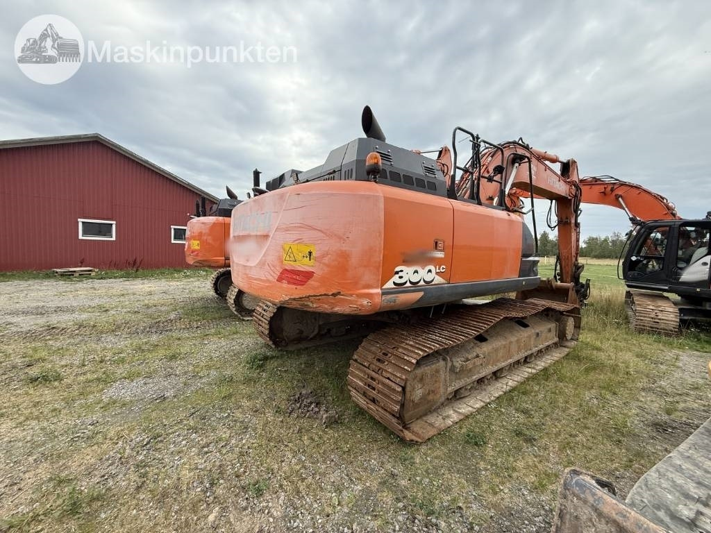 Hitachi ZX 300 LC-6 - Lánctalpas kotró: 5 kép. Hitachi ZX 300 LC-6 - Lánctalpas kotró: 5 kép.
