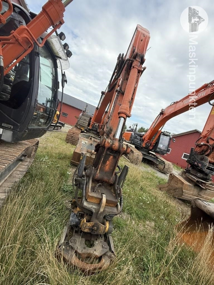 Hitachi ZX 300 LC-6 - Lánctalpas kotró: 3 kép. Hitachi ZX 300 LC-6 - Lánctalpas kotró: 3 kép.