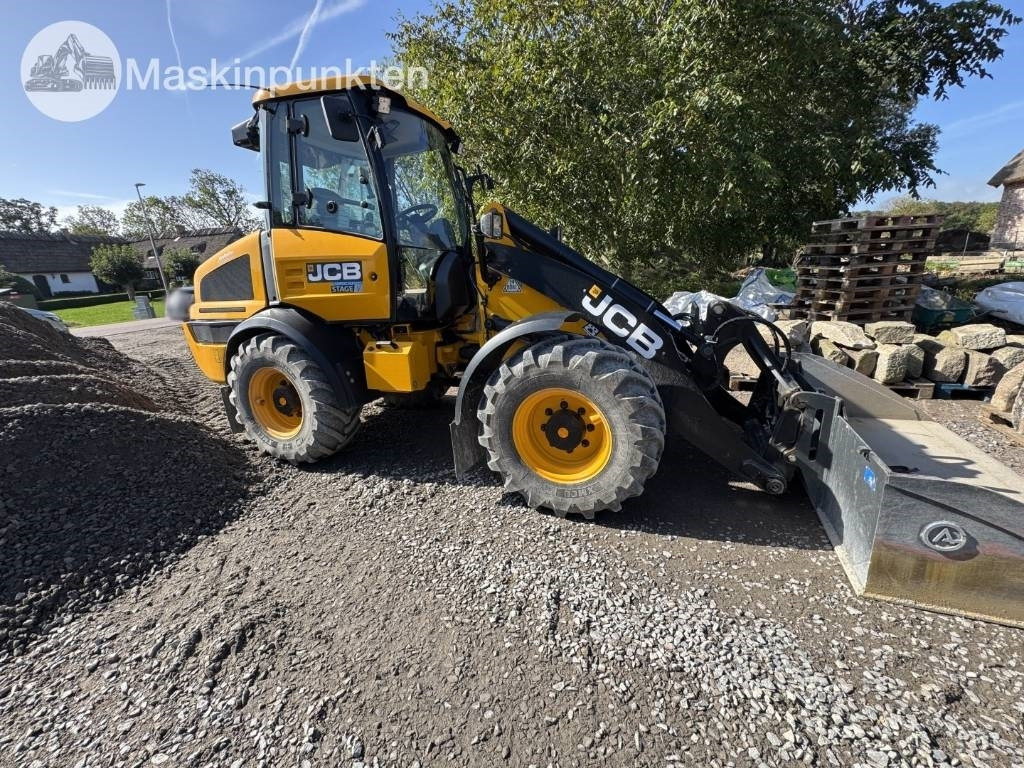 JCB 409 - Gumikerekes homlokrakodó: 4 kép. JCB 409 - Gumikerekes homlokrakodó: 4 kép.