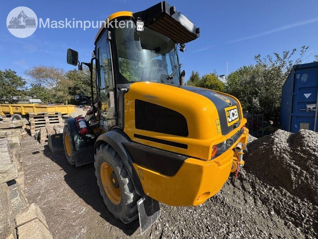 JCB 409 - Gumikerekes homlokrakodó: 2 kép. JCB 409 - Gumikerekes homlokrakodó: 2 kép.