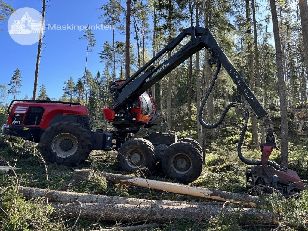 Komatsu 951 - Fakitermelő gép: 3 kép. Komatsu 951 - Fakitermelő gép: 3 kép.